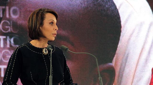 Sylvia Bongo Ondimba parle aux députés de la famille au Gabon