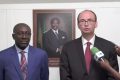 Léon Armel Bounda Balonzi (à gauche) et Dmitry Kourakov, le 26 février 2020, à Libreville. © Capture d'écran/Gabon1ère