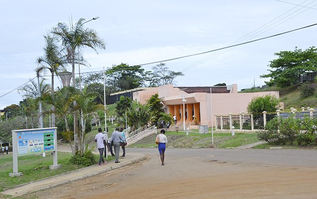Université Omar Bongo : La Doyenne de la FLSH veut des étudiants «sapés» |  Gabonreview.com | Actualité du Gabon |