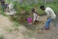 C’est dans des rivières de fortune comme ici à Okala, quartier du premier arrondissement de Libreville, que certaines familles se ravitaillent en eau. © Gabonews.com
