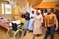 Sœur Lydie Oyane lors d’une de ses visites à l’un des pensionnaires de la Fraternité, malade et interné. © Facebook.com/sbongoondimba