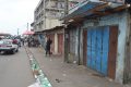 Peu à peu, à cause des restrictions dues au Covid-19, les Gabonais changent leur mode de vie. Sur la photo, des boutiques non-essentielles fermées après les mesures gouvernementales. © Gabonreview