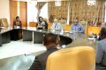Le Premier ministre Julien Nkoghe Bekale échangeant avec les membres du Conseil municipal de Libreville. © D.R.