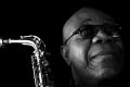 Légende de l’afro-jazz, le célèbre saxophoniste et musicien camerounais, Manu Dibango, âgé de 86 ans, a définitivement passé le saxophone de l’autre côté. Il est décédé des suites du Covid-19, le 24 mars 2020. © RFI/Edmond Sadaka