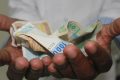 L’OMS minimise l’impact de la manipulation de l'argent en espèces lorsque la désinfection des mains est fréquente. © Gabonreview