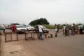 Barricades sur la route nationale 1, à Essassa, le 17 avril. © pyramidmediagabon.com