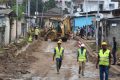 Malgré les restrictions et le confinement du Grand-Libreville, les travaux de réhabilitation et réfection des voiries se poursuivent dans le respect des mesures barrières énoncées par le gouvernement. © Gabonreview 