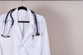 La situation sanitaire exceptionnelle a amené le gouvernement à solliciter l’aide des retraités de la Santé. © iStock