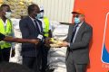 Le ministre du Commerce, Hugues Mbadinga Madiya, réceptionnant le don de Gabon Telecom des mains de son directeur général, Abderrahim Koumaa, le 30 avril 2020 à Owendo. © D.R.