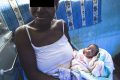 Faute de moyens pour payer la facture de sortie, une jeune fille sont séquestrés dans une clinique à Libreville (illustration). © handicap-international.fr