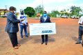 Léod-Paul Batolo (à gauche) remettant les chèques au préfet du département de la Lébombi-Léyou, le 15 mai 2020 à Libreville. © Comilog