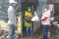 Léandre Zué a poursuivi, le 29 mai 2020, sa distribution de kits alimentaires dans le 2e arrondissement de Libreville. © Gabonreview