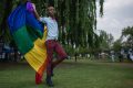 Au Gabon, l’homosexualité n’est plus punie par la loi. (Ici, un gay pose avec le drapeau arc-en-ciel lors d’une marche Gay Pride, à Soweto, contre les crimes de haine commis à leur encontre. © Ihsaan Haffejee