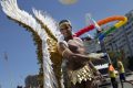 «Il n’y aura pas de mariage gay, pas de Gay Pride, pas d’adoption d’enfants pour les homosexuels. Jusqu’ici le Code civil, en son article 237, interdit et annule le mariage des personnes de même sexe». (ici, un participant à une parade Gay Pride à Rio de Janeiro). © lgbtqnation.com (ange brésilien)