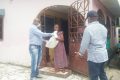 Les habitants de La Campagne ont reçu l’aide alimentaire offerte par Léandre Nzué, le 12 juin 2020. © Gabonreview