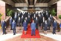 Autour du chef de l’État, photo de famille du gouvernement Ossouka Raponda, le 22 juillet 2020 à Libreville, au sortir du conseil des ministres. © Tweeter/Ali Bongo Ondimba