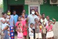 Le rappeur NG Bling posant avec les enfants d’un orphelinat lors de sa caravane humanitaire. © D.R.