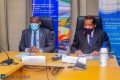 Le DG de l’ANPI-Gabon et le PDG de la Poste S.A signant la convention © Gabonreview