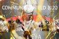 Pierre-Emerick Aubameyang brandissant le trophée du Community Shield, le 29 août 2020 à Londres. © countytimes.co.uk