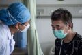 Un médecin chinois s'entretient avec le dernier patient guéri du Covid-19 dans un hôpital de Wuhan, le 17 juin 2020. STR / AFP