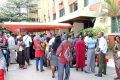 Des fonctionnaires en attente du retrait de leurs salaires au siège du Trésor public, à Libreville. © D.R.