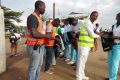 Scène d'une fouille de cartables à l'entrée du lycée Léon Mba à Libreville. © D.R.