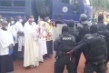 Diocèse d’Oyem, le dimanche 25 octobre 2020 : le clergé et les fidèles imperturbables face à la Police. © Gabonreview/Capture d’écran vidéo amateur