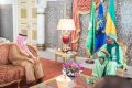 Moment d’échange entre le président Ali Bongo et le Prince Faisal bin Farhan bin Abdullah, le 28 octobre 2020, à Libreville. © Communication présidentielle
