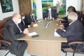 Le ministre du Tourisme Pascal Houangni Ambouroué et les membres du bureau du Club tourisme de Libreville (CTL). © D.R.