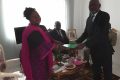 Remise du mémorandum au ministre plénipotentiaire de l’Union africaine, coordonnatrice du Bureau de liaison de l’UA, Hortense Nguema Okome. © D.R.
