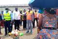 Le maire intérimaire de Libreville, Serge-William Akassaga sensibilisant les commerçants.© Gabonreview