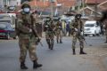 Des militaires sud-africains dans les rues pour faire respecter les mesures barrières, en mars 2020. © AP Photo/Themba Hadebe)