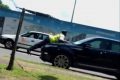 A l’instar de ce policier accroché sur le capot d’une voiture, un autre a été trimbalé dans plusieurs quartiers de Libreville sur le capot d’un taxi. © D .R.