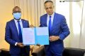 Le ministre des Sports, Franck Nguema, remettant le chèque de 80 millions de francs CFA au président de Bouenguidi Sport, le 24 novembre. © D.R.