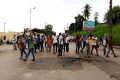 Les étudiants de l’Université Omar Bongo bloquant la circulation sur l’axe carrefour Derrière la prison jusqu’à l’ancienne Sobraga, le 24 novembre 2020. © Gabonreview