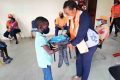 Isabelle Ekang-Minko remettant le kit scolaire à un enfant, le 14 novembre 2020 à Omboué. © Gabonreview