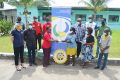 500 carnets de vaccination remis par le Rotary Club Libreville Centre au Programme élargi de vaccination du ministère de la Santé, dans le cadre de la lutte contre la Poliomyélite. © Gabonreview