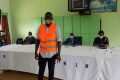 Un auxiliaire de sécurité vêtu du gilet de service. © Gabonreview