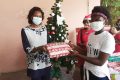 Camen Ndaot remettant les cadeaux aux heureux bénéficiaires. © Gabonreview