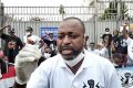 Le père de Ketch Oboro, le 25 décembre 2020, devant l’ambassade de Russie à Libreville. © Gabonreview/Capture d’écran