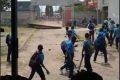 Arrêt sur image : le début de l’affrontement entre les élèves du Lycée technique national Omar Bongo (au loin dans l’encadrement du portail) et du Collège d’enseignement secondaire d’Owendo (de dos en bleu). © Capture d’écran/Gabonreview