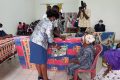 Remise symbolique d'un matelas par Lucie Daker Akenengue à une personne du troisième âge. © Gabonreview