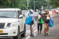 Un éventuel reconfinement du Grand-Libreville serait perçu comme la preuve d’une instrumentalisation de la crise sanitaire à des fins politiciennes. Au-delà, on pourrait y voir le signe d’une indifférence au quotidien de nombreuses familles. © Le Parisien