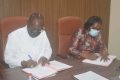 Biendi Maganga-Moussavou et Nicole Jeanine Lydie Roboty Mbou, lors de la signature de l’arrêté fixant les conditions d’exonération de droits et taxes à l’importation des intrants agricoles, le 26 février 2021 à Libreville. © Gabonreview