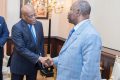 Roger Owono Mba saluant le président Ali Bongo (Archive). Il a été mis en liberté pour des «raisons médicales» et placé en «résidence surveillée». © D.R.