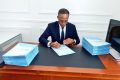 Le ministre des Sports, Franck Nguema, signant des fiches d’intégration pour 65 anciens étudiants de l'INJS de la promotion 2018, en mars 2021. © D.R.