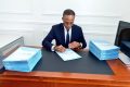 Le ministre des Sports, Franck Nguema, signant des fiches d’intégration pour 65 anciens étudiants de l'INJS de la promotion 2018, en mars 2021. © D.R.
