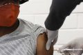 Selon la Banque mondiale, la vaccination anti-Covid censée favoriser le rebond économique en Afrique centrale et de l’Ouest. © France 24