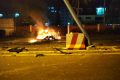 Accident du 30 avril 2021 à Libreville : la voiture en feu et, au premier plan, le plot de béton mortel. © Facebook