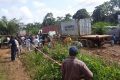Des camions bondés de marchandises bloqués à Nsilé du fait du bourbier sur la Nationale 1. © Facebook/Paterson l'oiseau
